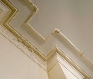Пластиковый потолочный плинтус