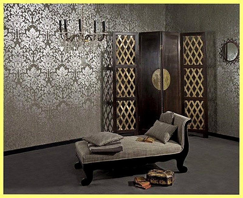 Metallizirovannye oboi v inter'ere foto