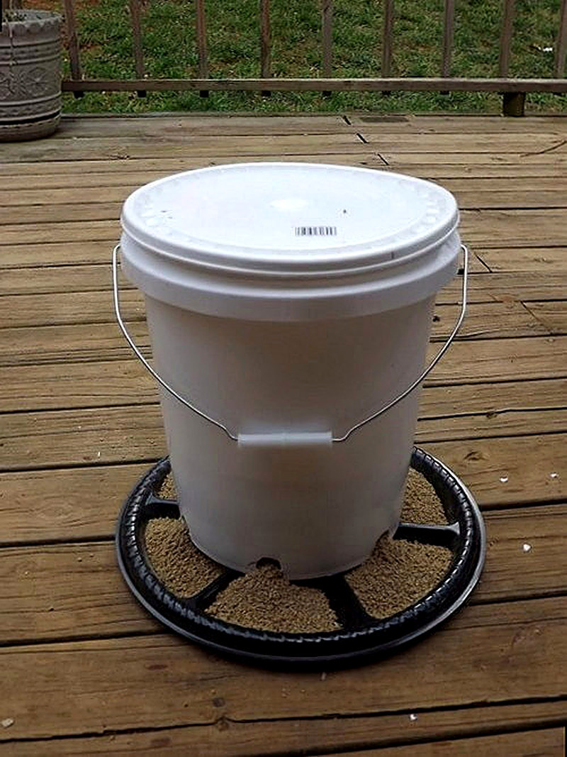 Автоматическая кормушка для кур из ведра