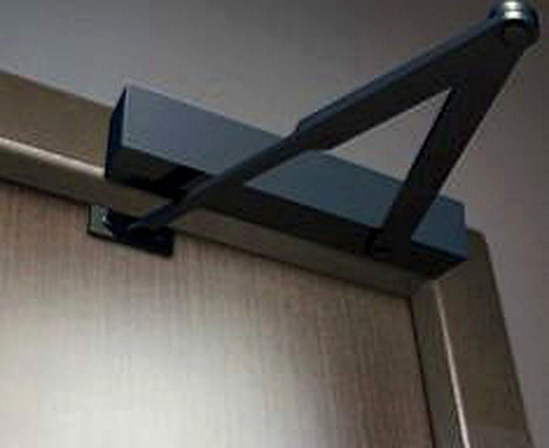 Как отрегулировать доводчик на входной двери