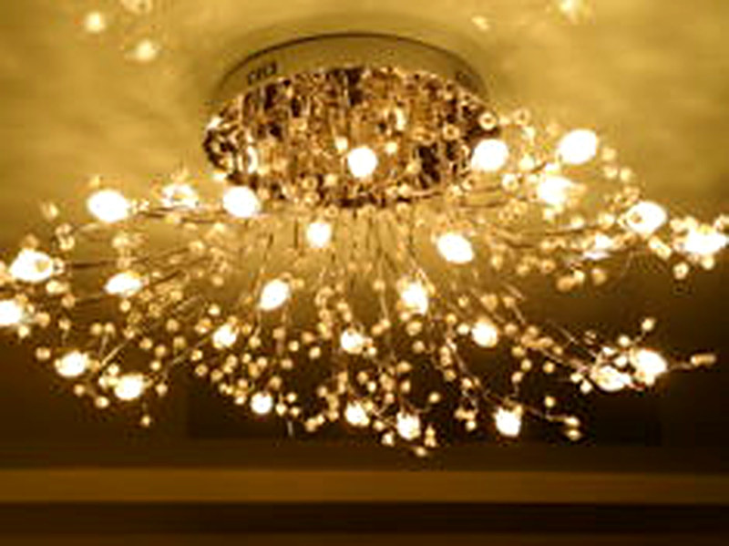 Как выбрать люстру для натяжного потолка в зал