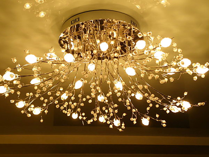 Основные параметры выбора люстры для зала