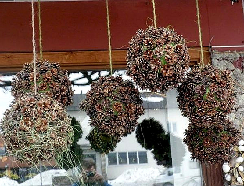 Декоративный шар из мха и пенопласта