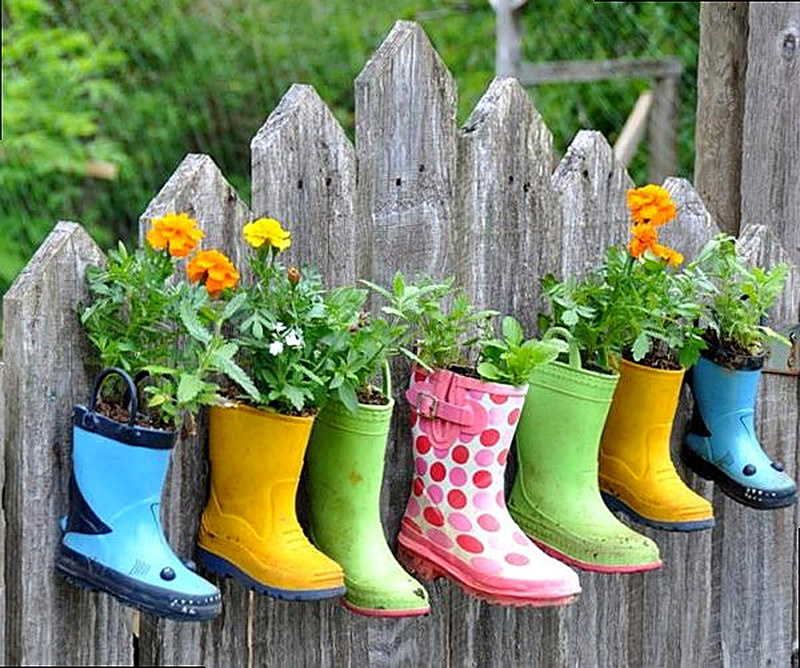 Декорируем забор старыми вещами