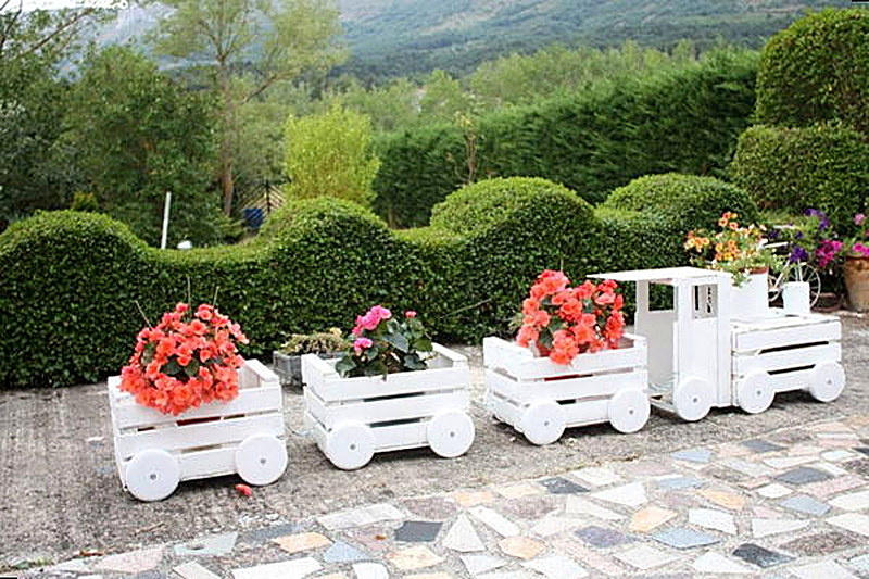 Деревянные ящики в качестве клумбы