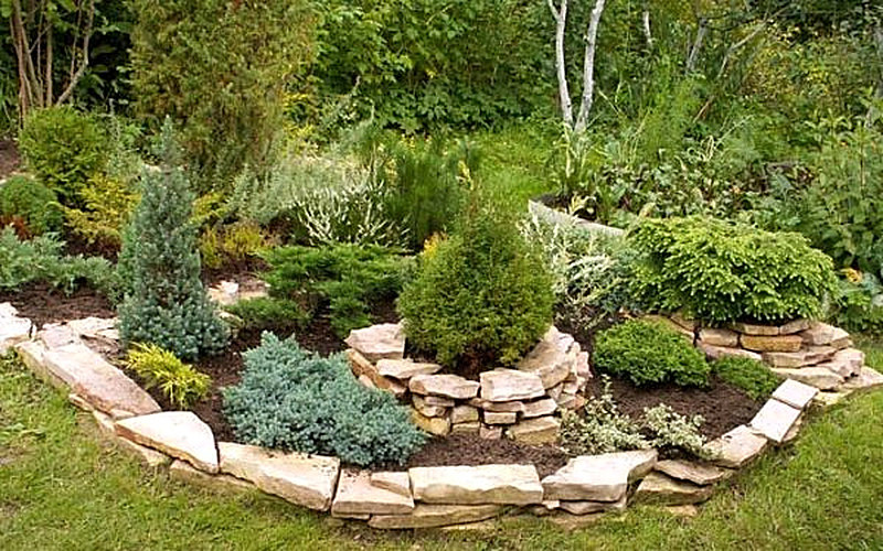 Клумба из остатков натурального камня