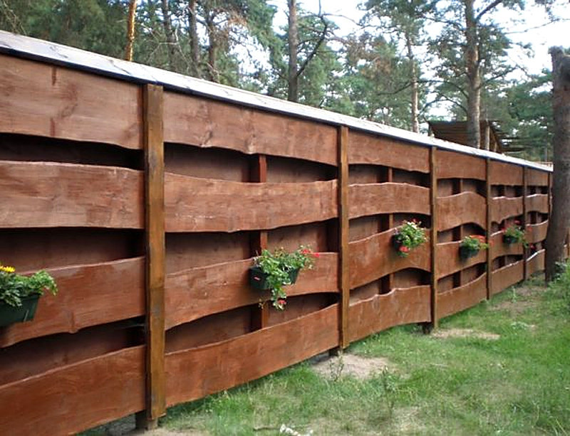 Забор из старых досок для дачи
