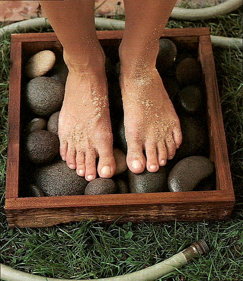 Мойка для ног на даче из камней