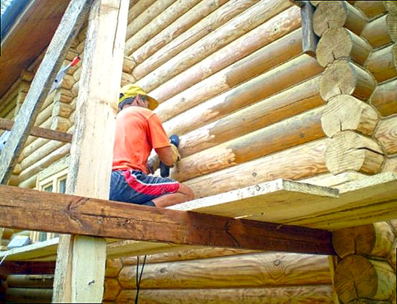 Процесс шлифовки сруба