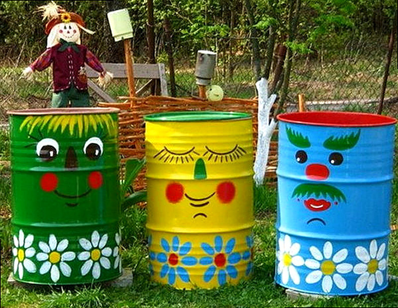 Жестяная тара и предметы интерьера в оформлении участка