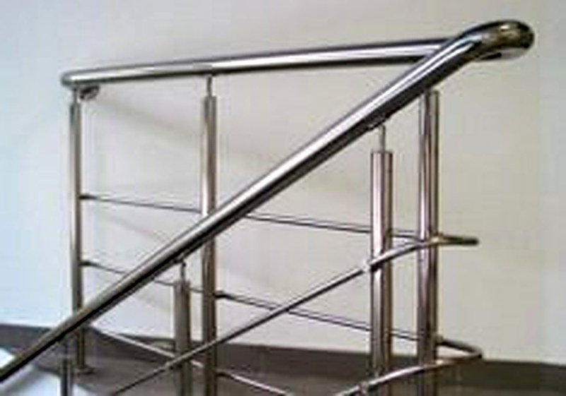 Хромированные перила для лестниц